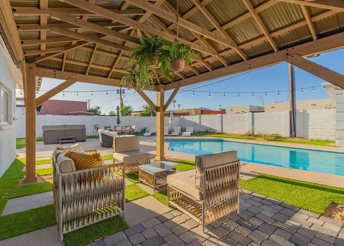 *4 Min 2 Nightlife*huge Pool*spa*golf*bbq Holiday home *